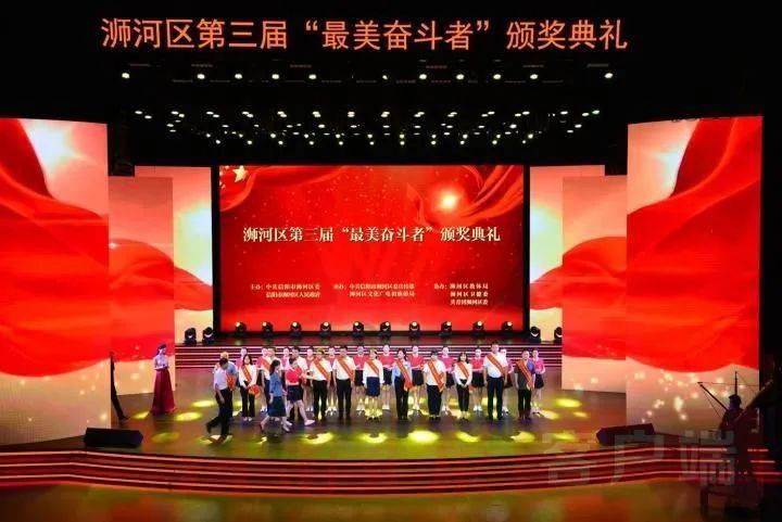宋佳黑色长大衣+牛仔裤，看见姐就明白，老公是一种态度